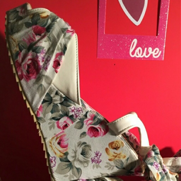💐❌SOLD🎊💐Floral lace up heeled sandals - Picture 4 of 8
